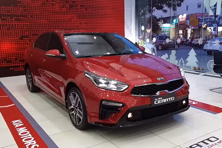 Thêm bộ đôi của nhà phân phối Thaco là Kia Morning và Kia Cerato lại rủ nhau lọt top. Với doanh số 781 xe, Kia Cerato đã nhanh chóng trở lại vị trí số 7 trong top 10 xe bán chạy nhất tháng vừa qua.