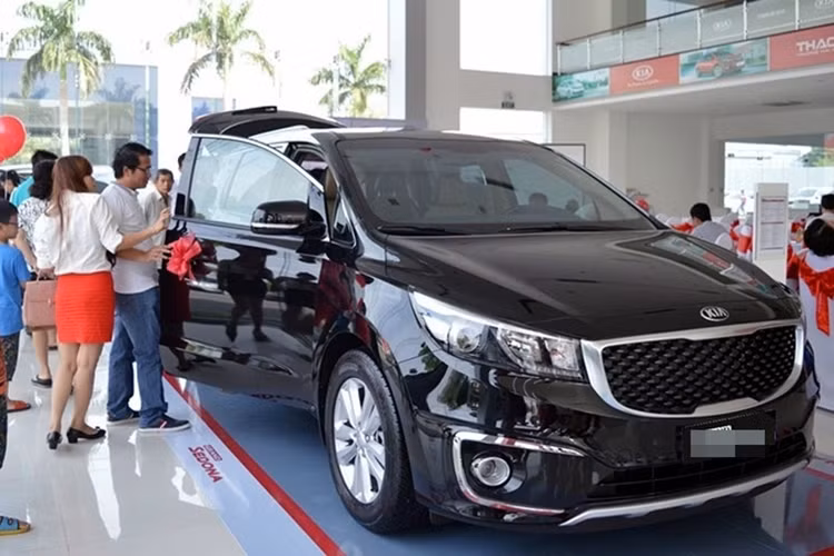 Trong top 10 mẫu xe ôtô bán chạy nhất Việt Nam tháng 8/2019, Toyota Fortuner "bay" khỏi danh sách này, trong khi đây là mẫu xe luôn đứng trong top 3 của năm. Thậm chí, mẫu Toyota Innova vốn được các hãng vận tải lựa chọn, còn rơi xuống tận vị trí thứ 9, với 681 xe xe bán ra (trong tháng 7, mẫu SUV này đứng vị trí thứ 6, với 1.043 xe bán ra).