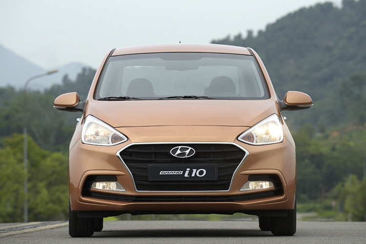 Trong khi đó Hyundai Grand i10 với doanh số 1.231 xe, giảm 368 xe so với tháng trước và giảm 24% so với cùng kỳ. Với kết quả này Hyundai Accent đã bị đẩy xuống vị trí thứ 4 trong khi Grand i10 bị đẩy xuống vị trí thứ 5. Mẫu SUV của Hyundai là SantaFe, tháng này cũng đã mất hút khỏi bảng xếp hạng xe bán chạy nhất Việt Nam.