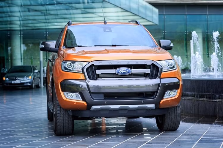 Một sự chú ý khác chính là ông vua bán tải Ford Ranger, với doanh số đạt 1.277 xe, Ford Ranger đã vươn lên vị trí thứ 3 trên bảng xếp hạng, tăng 1 bậc so với tháng trước đó. Tưởng chừng Ford Ranger sẽ gặp khó khi áp mức phí trước bạ mới cao hơn đối với xe bán tải từ tháng 4/2019, tuy nhiên sức hút của mẫu xe này vẫn không hề giảm.