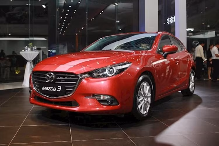 Doanh số xe Mazda3 trong tháng 8 đã giảm nhẹ so với tháng trước đạt 903 chiếc tới tay người dùng và đây vẫn là mẫu xe hạng C bán chạy nhất Việt Nam. Cộng dồn doanh số từ đầu năm 2019, Mazda 3 bán được đạt 8.953 chiếc. Hiện tại, Thaco vẫn đang dành ưu đãi 20 triệu đồng tiền mặt và quà tặng phụ kiện khi mua Mazda3.