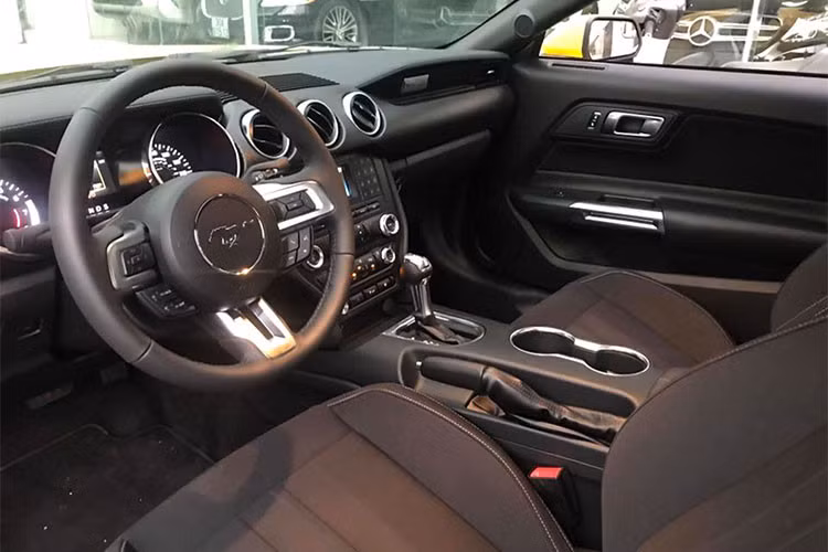 Về nội thất, mẫu xe nhập về sử dụng cụm đồng hồ hiển thị dạng analog truyền thống; Mustang 2018 còn có màn hình kích thước 12 inch thay thế cho màn hình analog truyền thống nhưng sẽ là một tùy chọn đi kèm.