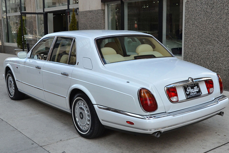 Tại thời điểm năm 1998, giá xe Rolls-Royce Silver Seraph bán bắt đầu ở mức 220.000 USD. CHiếc xe trong bài viết này đang được chủ nhân tại TP HCM rao bán với mức giá khoảng hơn 7 tỷ đồng.
