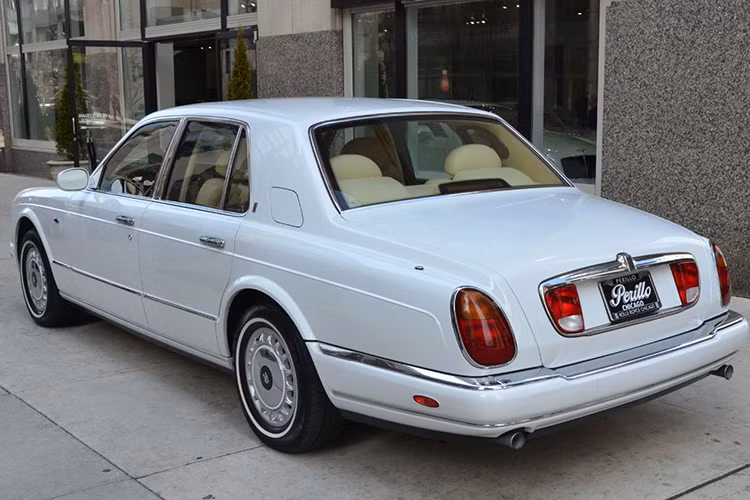 Tại thời điểm năm 1998, giá xe Rolls-Royce Silver Seraph bán bắt đầu ở mức 220.000 USD. CHiếc xe trong bài viết này đang được chủ nhân tại TP HCM rao bán với mức giá khoảng hơn 7 tỷ đồng.