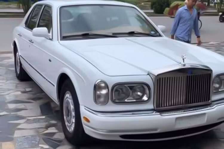 Là mẫu xe thay thế Rolls-Royce Silver Spirit, và là “đàn anh” của Rolls-Royce Ghost hiện nay, mẫu xe sang Rolls-Royce Silver Seraph được sản xuất từ năm 1998 – 2002, sau khi BMW mua thương hiệu Rolls-Royce từ Vickers vào năm 1998. Bản thân dòng Rolls-Royce Silver Seraph chia sẻ khá nhiều về nền tảng, thân vỏ và thiết kế với mẫu Bentley Arnage.