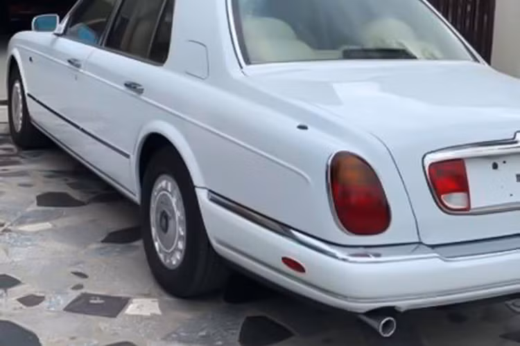 Bản thân dòng Bentley Arnage cũng có mặt tại Việt Nam, xe thuộc phiên bản Bentley Arnage “R Mulliner” đang được sở hữu bởi Đặng Lê Nguyên Vũ – Chủ tịch tập đoàn cà phê Trung Nguyên. Chiếc Bentley Arnage R Mulliner của Trung Nguyên được biết đến là chiếc Arnage hàng hiếm tại Việt Nam có mức giá đồn đoán 21 tỷ đồng tại thời điểm được mua.