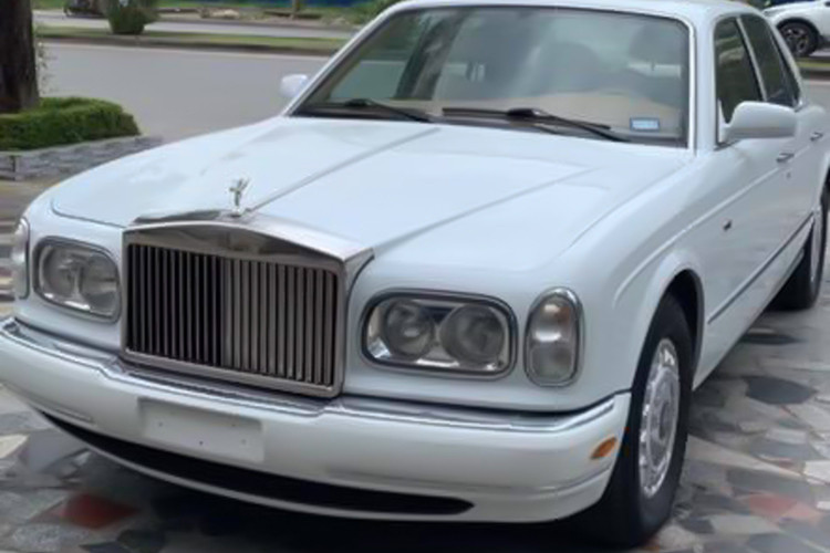 Rolls-Royce Silver Seraph đời 1999 sử dụng động cơ V12 dung tích 5.4L hút khí tự nhiên, mang mã M73 do BMW sản xuất. Cỗ máy V12 này mang đến công suất tối đa 356 mã lực tại 5.000 vòng/phút và mô-men xoắn cực đại 490Nm đạt được tại dải vòng tua từ 3.900 vòng/phút.