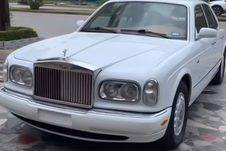 Rolls-Royce Silver Seraph đời 1999 sử dụng động cơ V12 dung tích 5.4L hút khí tự nhiên, mang mã M73 do BMW sản xuất. Cỗ máy V12 này mang đến công suất tối đa 356 mã lực tại 5.000 vòng/phút và mô-men xoắn cực đại 490Nm đạt được tại dải vòng tua từ 3.900 vòng/phút.