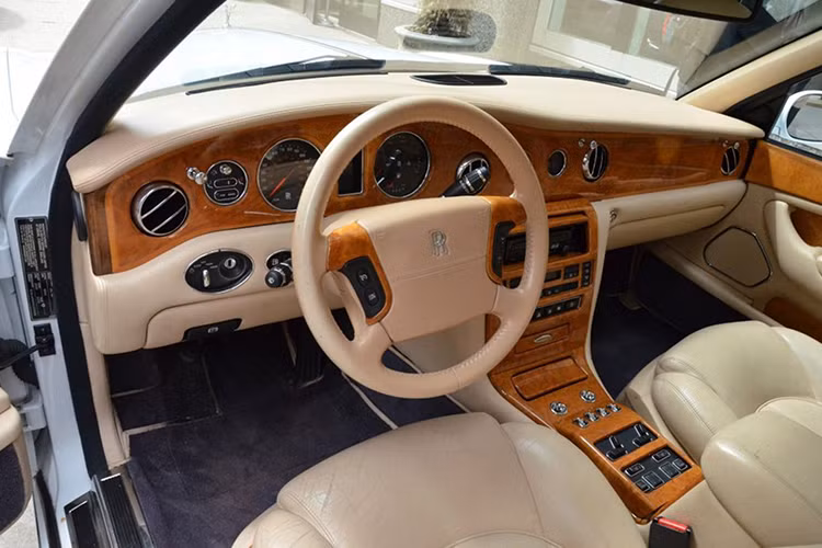 Rolls-Royce Seraph đời 1999 là một mẫu xe hàng hiếm rất đáng để sưu tầm, khi chỉ có khoảng 1.570 chiếc Seraph được sản xuất trong giai đoạn từ năm 1998 đến năm 2002.