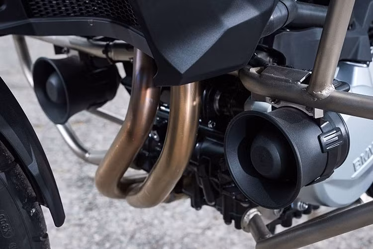 Chiếc xe môtô BMW F750 GS dành cho cảnh sát này được trang bị khối động cơ 4 thì, 2 xi-lanh, dung tích 853 cc, sản sinh công suất 77 mã lực và mô-men xoắn 83 Nm, tốc độ tối đa đạt 190 km/h.