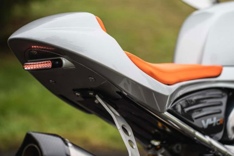 Hệ thống phanh phía trước của Norton V4CR là kẹp phanh Brembo monobloc 330 mm, và phía sau là kẹp phanh Brembo 2pis với đĩa đơn 245 mm, sẽ có sẵn trong hai cấu hình vành nhôm rèn O.Z Racing và BST carbon.