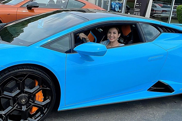 Siêu xe Lamborghini Huracan Tecnica của nữ ca sĩ Phạm Thanh Thảo mới mua có đặc trưng với bộ mâm 6 chấu kép thiết kế nhỏ, nẹp sườn bên hông có hốc gió mới, đầu xe vay mượn của 2 bò tót khác là Lamborghini Sian và Terzo Millenio Concept và còn có khuếch tán sau thể thao... 