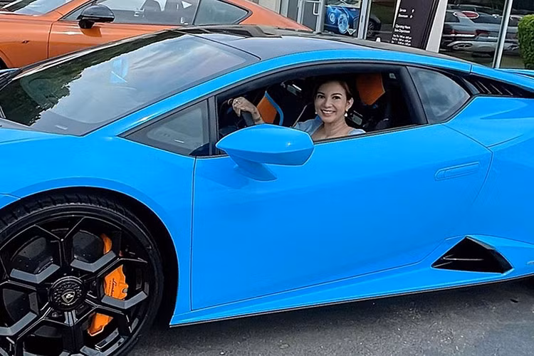 Siêu xe Lamborghini Huracan Tecnica của nữ ca sĩ Phạm Thanh Thảo mới mua có đặc trưng với bộ mâm 6 chấu kép thiết kế nhỏ, nẹp sườn bên hông có hốc gió mới, đầu xe vay mượn của 2 bò tót khác là Lamborghini Sian và Terzo Millenio Concept và còn có khuếch tán sau thể thao... 