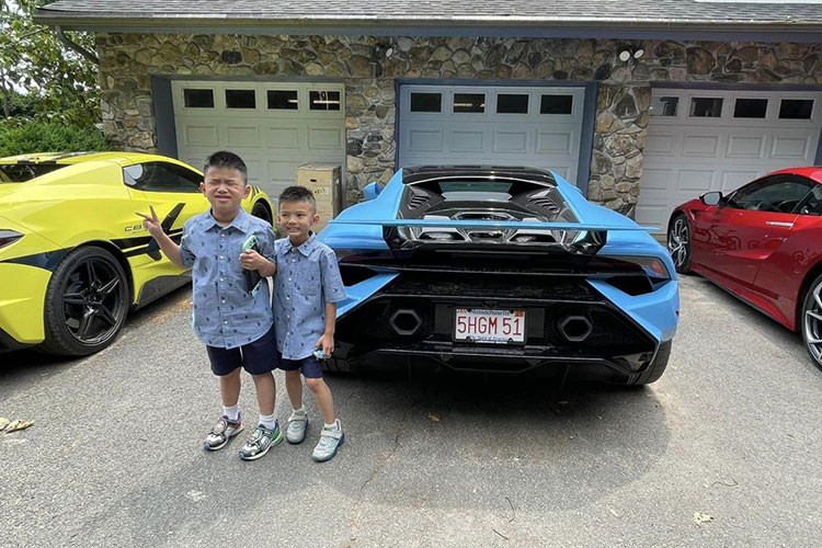 Các trang bị nội thất của Huracan Tecnica không khác nhiều với các phiên bản khác như màn hình trung tâm tích hợp Apple CarPlay, Android Auto và Amazon Alexa, da Alcantara xuất hiện ở nhiều nơi, nút đề mô phỏng chiến đấu cơ hay ghế thể thao...