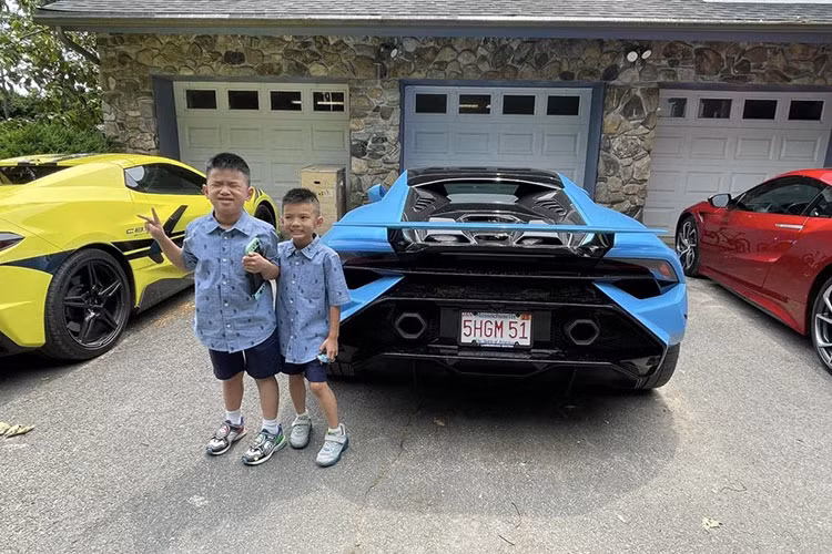 Các trang bị nội thất của Huracan Tecnica không khác nhiều với các phiên bản khác như màn hình trung tâm tích hợp Apple CarPlay, Android Auto và Amazon Alexa, da Alcantara xuất hiện ở nhiều nơi, nút đề mô phỏng chiến đấu cơ hay ghế thể thao...