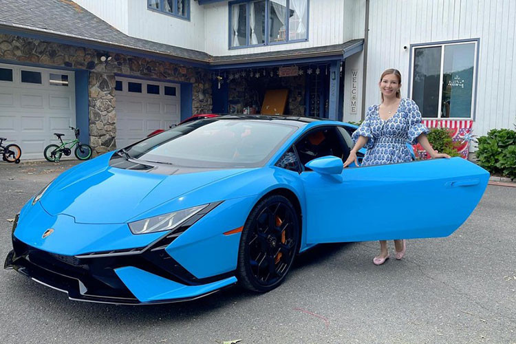 Mới đây, nữ ca sĩ Phạm Thanh Thảo đã chia sẻ garage xe của gia đình mình vừa đón thêm 1 thành viên mới, đó là 1 chiếc siêu xe đúng hiệu sau 2 chiếc xe thể thao. Chiếc siêu xe đó chính là Lamborghini Huracan Tecnica màu xanh dương đẹp mắt.