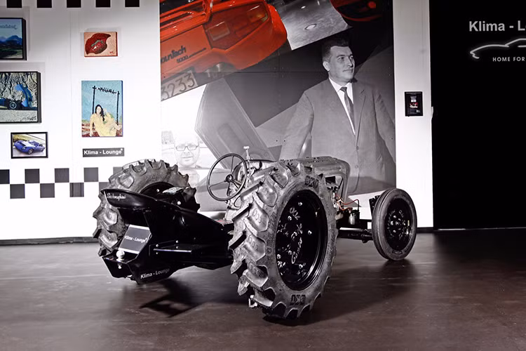 5 mẫu siêu máy kéo thử nghiệm - mỗi chiếc có giá vào khoảng 266.000 đô la (tương đương 5,12 tỷ đồng). Điều thú vị là mức giá nói trên còn đắt hơn cả mức giá dự kiến cho chiếc siêu SUV Urus của Lamborghini và thừa sức mua được những siêu xe như Aston Martin Rapide S chẳng hạn.