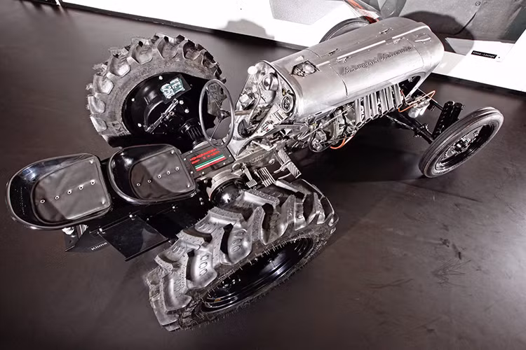 Chiếc máy kéo này được thiết kế và chế tạo để kỷ niệm sinh nhật lần thứ 100 của Ferruccio Lamborghini. Hãng xe sản xuất 40 chiếc, chia đều cho hai phiên bản mui cứng và mui trần không khác gì những phiên bản siêu xe giới hạn mà hãng từng sản xuất trong nhiều năm qua.