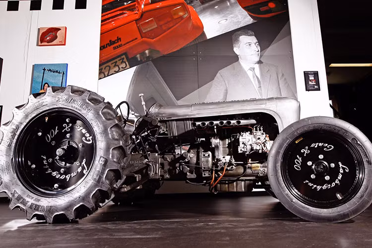 Hãng Lamborghini sẽ ra mắt 5 mẫu siêu máy kéo Centenario thử nghiệm tại Hội chợ Techno Classica 2017, Ý vào tuần tới, nhưng được biết hai trong số 5 mẫu đầu tiên của máy kéo này đã có chủ, ba mẫu còn lại có lẽ cũng sẽ tìm được chủ nhân ngay tại hội chợ nói trên.