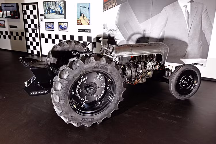 Trên thực tế bạn vẫn có thể mua một chiếc siêu máy kéo hiệu Lamborghini ở thị trường trang thiết bị nông nghiệp lớn. Một điều đặc biệt nữa là những chiếc siêu máy kéo Lamborghini Centenario không phải là loại sản phẩm mà bạn có thể mua một lô 40 chiếc để bán đại trà tại các đại lý chính hãng trên toàn Thế giới. 