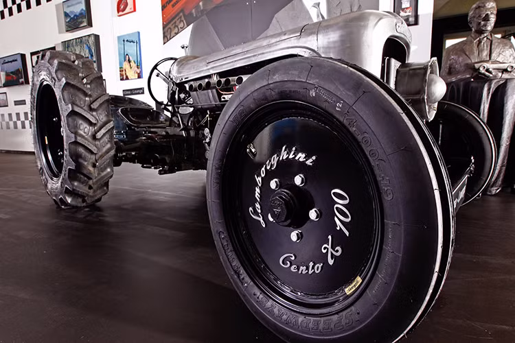 Mẫu máy kéo Lamborghini Cantenario được xây dựng trên khung gầm máy kéo Aventador với nhiều lỗ thông hơi hơn và cũng góc cạnh hơn bất cứ chiếc phi cơ chiến đấu nào thường thấy trên màn ảnh. Động cơ của máy kéo Cantenario là loại V12 hút khí tự nhiên, cho công suất 770 mã lực và dẫn động 4 bánh.