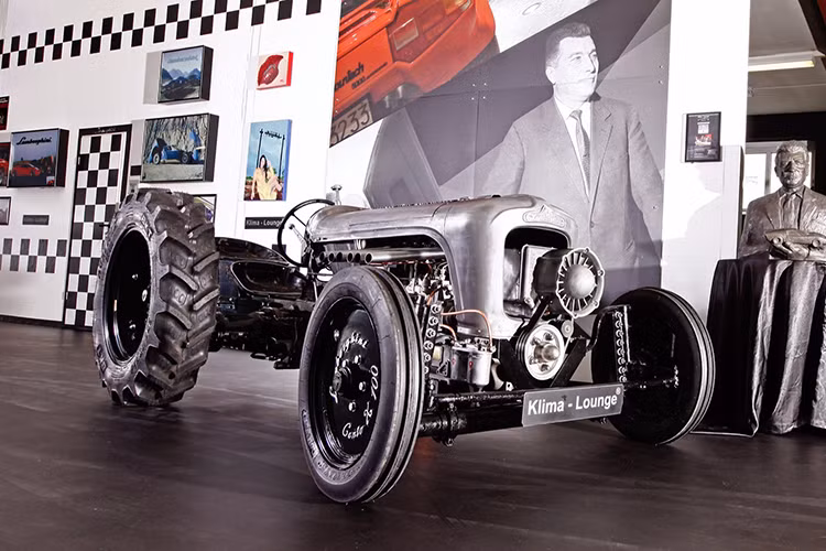 Lamborghini khởi nghiệp bằng việc sản xuất những chiếc máy kéo và máy công cụ dùng trong nông nghiệp. Ngay cả khi đã trở thành hãng siêu xe nổi tiếng toàn cầu, thương hiệu Italia này vẫn tiếp tục sản xuất máy kéo Lamborghini Centenario, dĩ nhiên với khách hàng mục tiêu hẹp hơn, như các chủ sân golf, khu nghỉ sang trọng hoặc các nông dân giàu có.