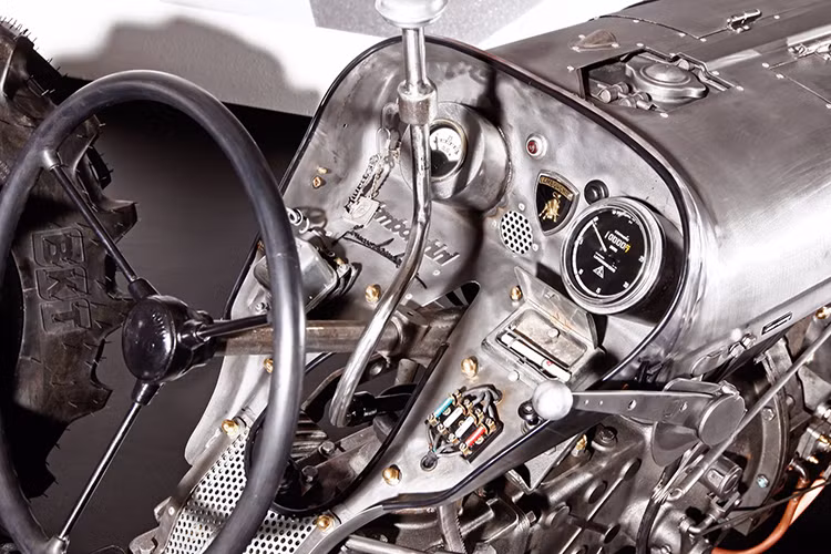 Trên thực tế, hãng siêu xe Lamborghini đã chế tạo khoảng 45 chiếc máy kéo phiên bản kỷ niệm này, tuy nhiên 5 chiếc trong số đó là loạt mẫu thử nghiệm. Chính vì vậy sẽ chỉ có 40 mẫu siêu máy kéo Centenario chính hãng được tung ra thị trường trong thời gian tới.