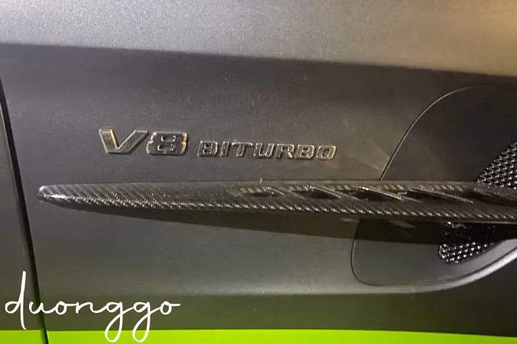 Xe vẫn sử dụng động cơ V8, tăng áp kép, dung tích 4.0 lít, sản sinh công suất tối đa 577 mã lực và mô-men xoắn cực đại 700 Nm. Dù có trọng lượng giảm do hàng loạt chi tiết bằng sợi carbon cùng hệ thống treo mới, thời gian tăng tốc từ vị trí xuất phát lên 100 km/h của dòng siêu xe Mercedes-AMG GT R Pro cũng chỉ 3,6 giấy trước khi đạt tốc độ tối đa 319 km/h như bản tiêu chuẩn.