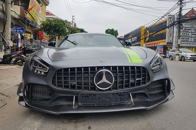 Hiện chưa rõ giá xe Mercedes-AMG GT R Pro đầu tiên về Việt Nam, chỉ biết rằng tại thị trường nước ngoài, siêu xe Mercedes-AMG GT R Pro có mức giá niêm yết là 200.645 USD (trong đó đã bao gồm cả phí vận chuyển), mức giá này đồng nghĩa với việc khách hàng muốn sở hữu Mercedes-AMG GT R Pro sẽ phải chi thêm hầu bao hơn 40.000 đô la so với Mercedes-AMG GT R.