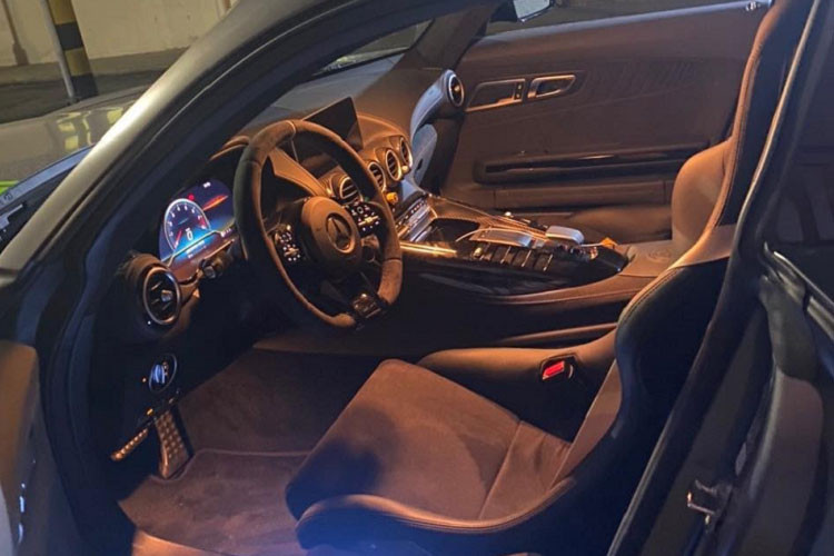 Ngoài ra, siêu xe Mercedes-AMG GT R Pro được trang bị thêm vòng bi hình cầu Uniball ở phần trên hệ thống treo dạng Wishbone kép. Trang bị này trên bản tiêu chuẩn chỉ có ở phần dưới hệ thống treo dạng Wishbone kép. Chưa hết, một tấm carbon cũng được lắp thêm ở bên dưới gầm nhằm cải thiện độ cứng và tăng độ ổn định cho xe.