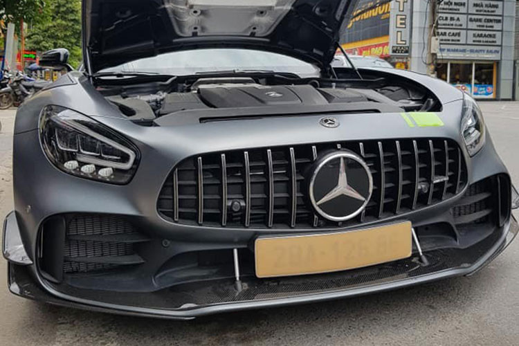 Dòng siêu xe Mercedes-AMG GT R đã có 2 chiếc về dải đất hình chữ S, trong khi đó, chiếc Mercedes-AMG GT R đầu tiên thuộc bản tiêu chuẩn và đang có mặt trong garage của đại gia siêu xe Cường Đô la. Còn chiếc siêu xe Mercedes-AMG GT R thế hệ mới thứ 2 thuộc bản Pro đang xuất hiện ở tỉnh Hoà Bình.
