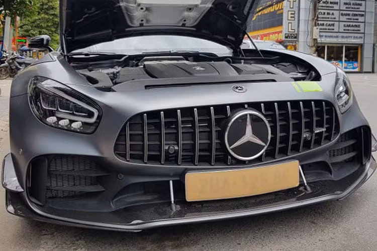 Dòng siêu xe Mercedes-AMG GT R đã có 2 chiếc về dải đất hình chữ S, trong khi đó, chiếc Mercedes-AMG GT R đầu tiên thuộc bản tiêu chuẩn và đang có mặt trong garage của đại gia siêu xe Cường Đô la. Còn chiếc siêu xe Mercedes-AMG GT R thế hệ mới thứ 2 thuộc bản Pro đang xuất hiện ở tỉnh Hoà Bình.