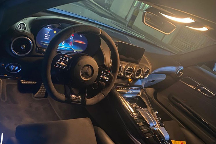 Mercedes-AMG còn phát triển một bộ hệ thống treo mới cho GT R Pro 2020 với các giảm xóc có thể điều chỉnh được độ nén, nảy và kết hợp với các tay đòn bằng sợi carbon ở phía trước và thép ở phía sau.