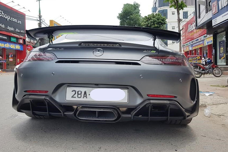 Mercedes-AMG GT R Pro chính là phiên bản nâng cấp của chiếc siêu xe Mercedes-AMG GT R đang thuộc sở hữu của Cường Đô la. Xe được mang về Việt Nam theo diện nhập khẩu không chính hãng. Chiếc siêu xe Mercedes-AMG GT R Pro ở Hoà Bình sở hữu màu sơn xám đi kèm các sọc đề-can màu xanh cốm bắt mắt ở hai bên hông xe và trên nắp capô.