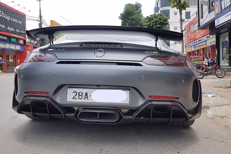 Mercedes-AMG GT R Pro chính là phiên bản nâng cấp của chiếc siêu xe Mercedes-AMG GT R đang thuộc sở hữu của Cường Đô la. Xe được mang về Việt Nam theo diện nhập khẩu không chính hãng. Chiếc siêu xe Mercedes-AMG GT R Pro ở Hoà Bình sở hữu màu sơn xám đi kèm các sọc đề-can màu xanh cốm bắt mắt ở hai bên hông xe và trên nắp capô.