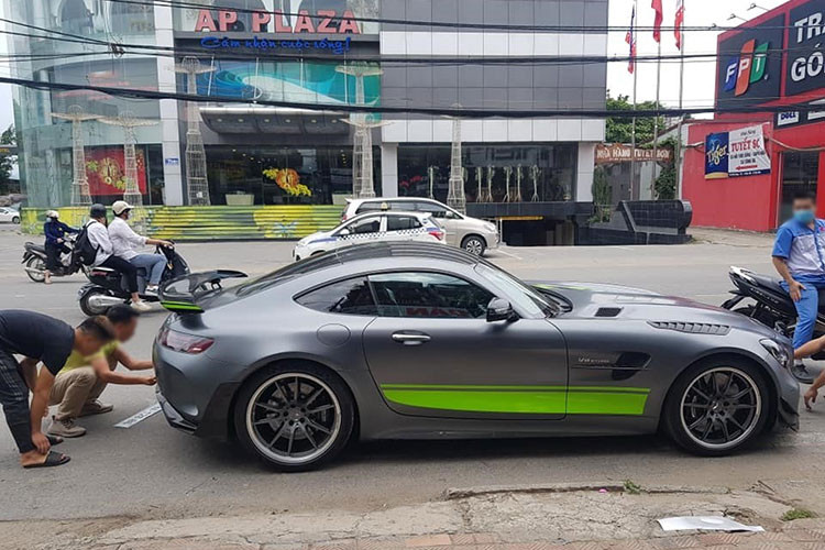 Mới đây, hình ảnh của chiếc siêu xe Mercedes-AMG GT R Pro độc nhất Việt Nam được chủ nhân mang đi bấm biển số đã thu hút không ít sự chú ý cũng như bàn tán từ cộng đồng mạng. Sau 5 tháng được mang về nước, chiếc siêu xe này đã có biển kiểm soát. Xe được ra biển trắng đầu số của tỉnh Hoà Bình. 
