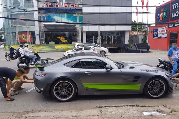 Mới đây, hình ảnh của chiếc siêu xe Mercedes-AMG GT R Pro độc nhất Việt Nam được chủ nhân mang đi bấm biển số đã thu hút không ít sự chú ý cũng như bàn tán từ cộng đồng mạng. Sau 5 tháng được mang về nước, chiếc siêu xe này đã có biển kiểm soát. Xe được ra biển trắng đầu số của tỉnh Hoà Bình. 