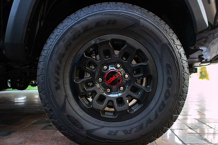 Để có thể di chuyển một cách vững vàng trên các địa hình khó khăn nhất, lốp xe Tundra TRD Pro cũng cũng được thiết kế riêng theo tiêu chuẩn của hãng Good Year. Những chiếc lốp này bao quanh bộ mâm TRD đặc biệt với đường kính 16 inch và thiết kế dạng đa chấu khỏe khoắn.