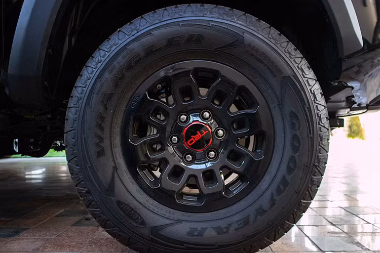 Để có thể di chuyển một cách vững vàng trên các địa hình khó khăn nhất, lốp xe Tundra TRD Pro cũng cũng được thiết kế riêng theo tiêu chuẩn của hãng Good Year. Những chiếc lốp này bao quanh bộ mâm TRD đặc biệt với đường kính 16 inch và thiết kế dạng đa chấu khỏe khoắn.