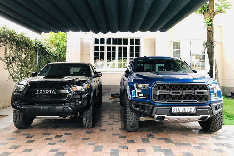 Giá Toyota Tacoma TRD Pro 2018 khởi điểm tại Mỹ là hơn 41.500 USD (970 triệu đồng). Với các khoản thuế nhập khẩu 30%, thuế TTĐB 90% và các loại phí vận chuẩn, chi phí cho một chiếc về Việt Nam sẽ vượt qua nhiều con số 2 tỷ đồng (Ảnh xe Toyota Tacoma TRD Pro bên trái, xếp lốp cùng với "đối thủ" Ford Ranger Raptor).