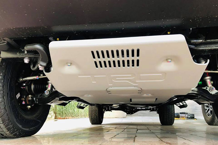 Công nghệ an toàn trên mẫu siêu bán tải Toyota này cũng thuộc hàng top phân khúc với gói Safety Sense P, gồm cảnh báo điểm mù, báo phương tiện cắt ngang khi lùi, cảnh báo va chạm trước (có phát hiện người đi bộ), cảnh báo làn đường hay ga tự động thích ứng.