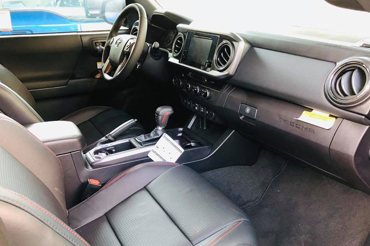 Là xe hướng tới địa hình nhưng nội thất Tacoma TRD Pro khá hiện đại. Ghế xe bọc da. Vô-lăng 4 chấu kích thước lớn, thiết kế thể thao. Hệ thống giải trí đa thông tin có màn hình 7 inch trung tâm. Âm thanh JBL cao cấp tiêu chuẩn có sub riêng.