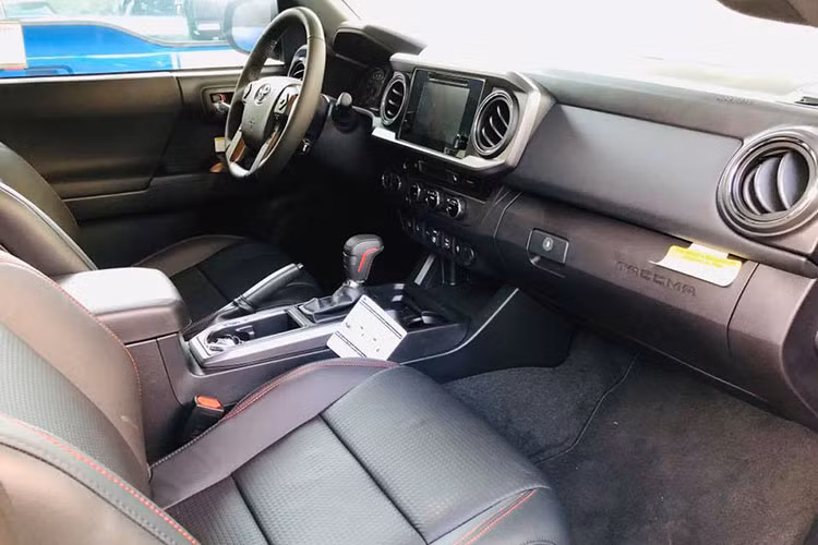Là xe hướng tới địa hình nhưng nội thất Tacoma TRD Pro khá hiện đại. Ghế xe bọc da. Vô-lăng 4 chấu kích thước lớn, thiết kế thể thao. Hệ thống giải trí đa thông tin có màn hình 7 inch trung tâm. Âm thanh JBL cao cấp tiêu chuẩn có sub riêng.