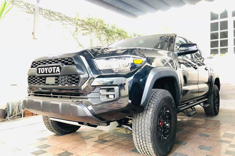 Toyota Tacoma cùng phân khúc Ford Ranger và là mẫu bán tải thay thế Hilux tại Bắc Mỹ từ năm 1995. Bộ phận TRD của hãng xe Nhật nâng cấp Tacoma lên phiên bản hiệu suất cao. Thời gian gần đây, Ranger cũng được bổ sung bản Raptor nhưng sức mạnh vẫn thua Tacoma TRD Pro.