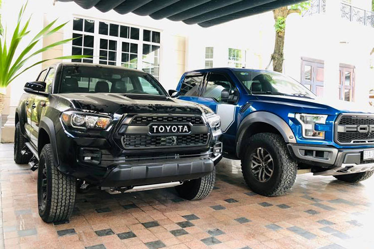 Mẫu xe bán tải Toyota Tacoma mới vừa được đưa về Việt Nam nhập khẩu trực tiếp từ Mỹ - mẫu xe thuộc phiên bản hiệu năng cao TRD PRO 4x4 2018 đậm chất Off-Road được Toyota phát triển từ phiên bản TRD Off-Road nhưng lại có hiệu năng vận hành vượt trội hơn.