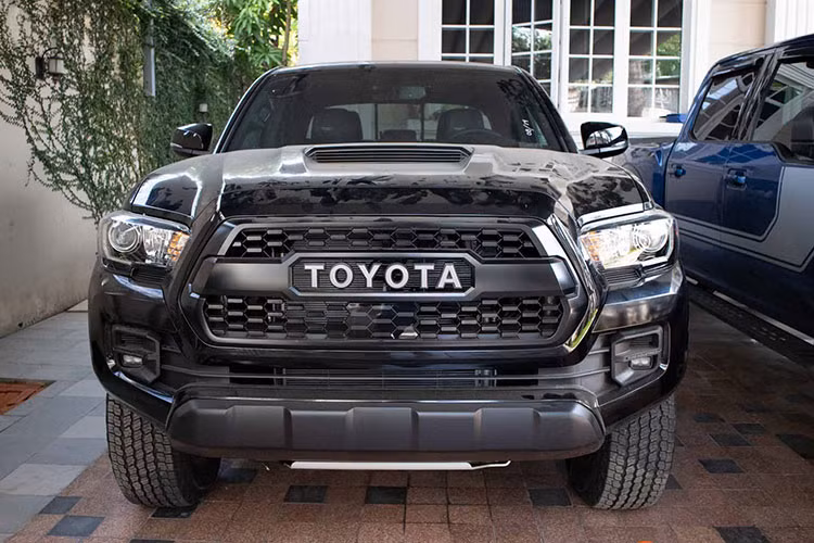 Về thiết kế ngoại thất, phiên bản của mẫu xe bán tải Toyota TRD Pro còn có diện mạo hầm hố hơn nhiều phiên bản thường nhờ một số chi tiết như vòm bánh xe mở rộng, khe hút gió trên nắp ca-pô, lưới tản nhiệt hình thang thêm ấn thượng với logo Toyota và dòng chữ TRD...