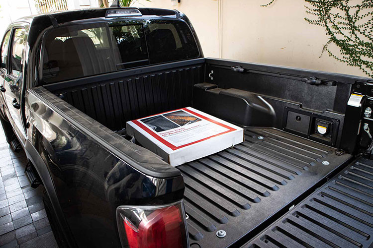 Tacoma TRD Pro Pro 4x4 mới ngoài việc thiết kế lịa nắp ca-pô bao gồm hốc gió những đường gân mạnh mẽ, cản trước của xe được thiết kế lại hoàn toàn. Thùng sau của xe sở hữu kích thước lớn, cùng với đó là các tấm bảo vệ gầm xe bằng nhôm chịu lực...