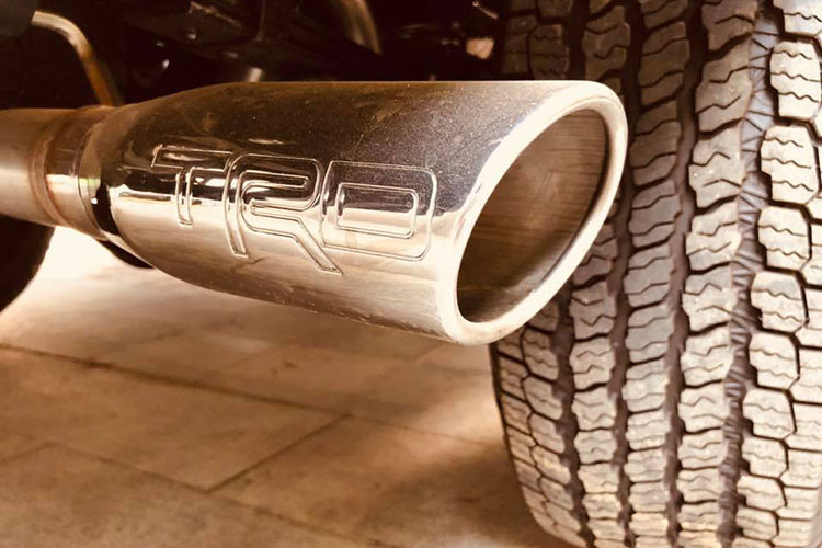 Tacoma TRD Pro được trang bị ống thở TRD Desert Air Intake tăng khả năng lội nước, Gương chiếu hậu tích hợp đèn LED báo rẽ + logo TRD Pro.