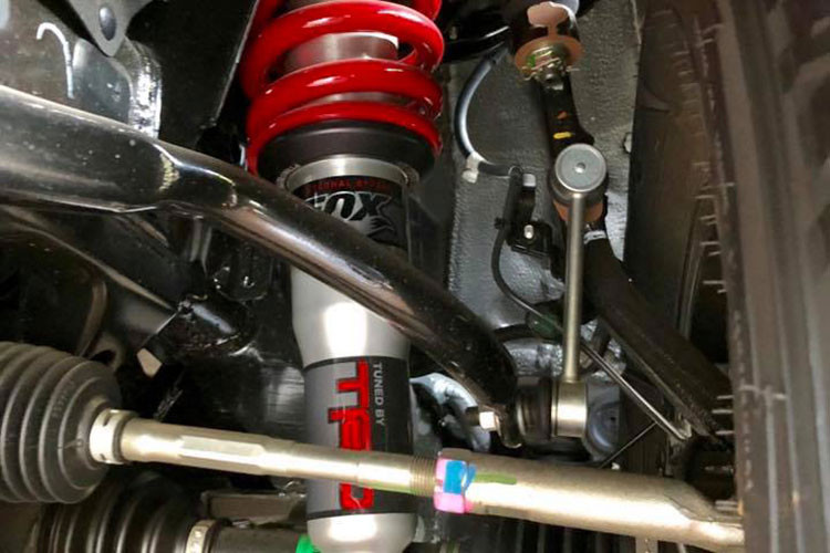 Phiên bản TRD Pro có hệ thống kiểm soát lực kéo A-TRAC chống trượt 4 bánh đồng thời. Khoá vi sai điện tử được nâng cấp. Hệ thống treo FOX đã được tinh chỉnh bởi bộ phận TRD. Khác với Ranger Raptor, giảm xóc sau Tacoma TRD Pro vẫn là lá nhíp nên có sức tải lớn.