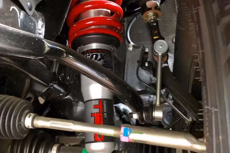 Phiên bản TRD Pro có hệ thống kiểm soát lực kéo A-TRAC chống trượt 4 bánh đồng thời. Khoá vi sai điện tử được nâng cấp. Hệ thống treo FOX đã được tinh chỉnh bởi bộ phận TRD. Khác với Ranger Raptor, giảm xóc sau Tacoma TRD Pro vẫn là lá nhíp nên có sức tải lớn.